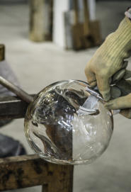 Making impression in bubble for the plane.